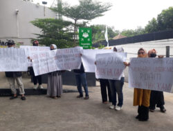 Sebagai Bentuk Protes, Puluhan Pensiunan pegawai PDAM Makassar Bentangkan Spanduk di Depan Walikota Makassar