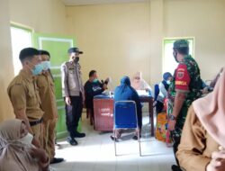 Bhabinkamtibmas Bersama Babinsa Aktif Memantau Jalannya Vaksinasi Di Wilayahnya