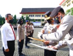 Kapolda Sulsel Beri Penghargaan Pada Personil Polri yang Berprestasi