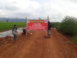 MASYARAKAT YANG MERASA TERSHOLIMI PASANG PAPAN BICARA, TAPI DIHALANGI OKNUM TNI DAN BERPAKAIN PREMAN