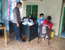 Bhabinkamtibmas Pantau Pelaksanaan Vaksinasi Covid-19 Di Desa Pattiro Dan Menghimbau Warga Disiplin Taati Prokes