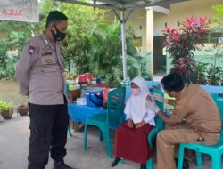 Bhabinkamtibmas Pantau Pelaksanaan Vaksinasi Anak Di Sekolah