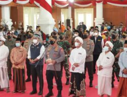 Tokoh Agama di Jatim Ikut Vaksinasi, Kapolri – Jadi Penyemangat Kita Semua