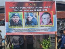 Satgas Humas kembali Memasang Baliho 3 foto DPO teroris Poso.