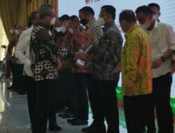 Bupati Toba Terima Penghargaan Dari KPK Sebagai Pemerintah Daerah Dengan Rasio Kenaikan Pajak Tertinggi Tahun 2021