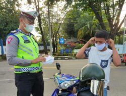 Imbau Masyarakat Taat Prokes, Sat Lantas Polres Takalar Berbagi Masker 