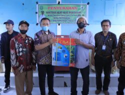 Serahkan bantuan di dua desa, Bupati minta Pemdes jadikan desa sebagai desa produktif