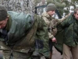 Tentara Rusia Ditangkap, Mereka Dijamu Makan Lalu Telepon Ibunya Menjemputnya Pulang dari Ukraina