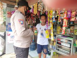 Bhabinkamtibmas Polsek Pattallassang Cek Ketersediaan Minyak Goreng di Pedagang Kelontong