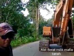 Alat Berat Merusak Jalan Cor Beton Milik Warga