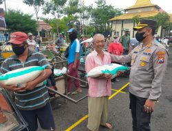 Kapolres Sampang Laksanakan Bakti Sosial Kepada Tukang Becak Di Kawasan Sampang Kota