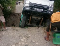 Nasib Naas Menimpa Sebuah Truk DD.8019. UB.Bermuatan Jagung.