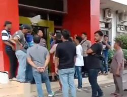 Dinilai Arogan, Puluhan Warga AMT Balongan Geruduk Kantor TBBM, Minta 4 Supir Yang Dinonaktifkan Dipekerjakan Lagi