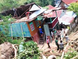 Kepedulian kepada warga binaannya Gerakan cepat bhabinkamtibmas Polsek Banggae,, tangani rumah warga tertimpa pohon tumbang