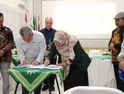 Perkuat kolaborasi Dalam dan luar Negeri Ketua STIKES Bina Bangsa Majene menandatangani MOU internasional Universitas Muhammadiyah Barru